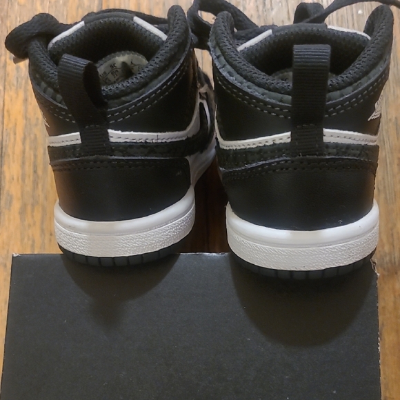 Jordan 1 Mid Se Kids Black and White Jordan Shoes - Picture 5 of 9